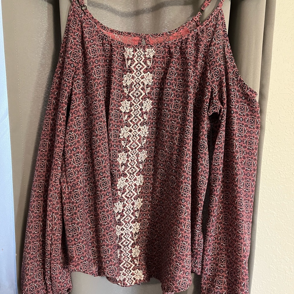 Shoulder cutout long sleeve.